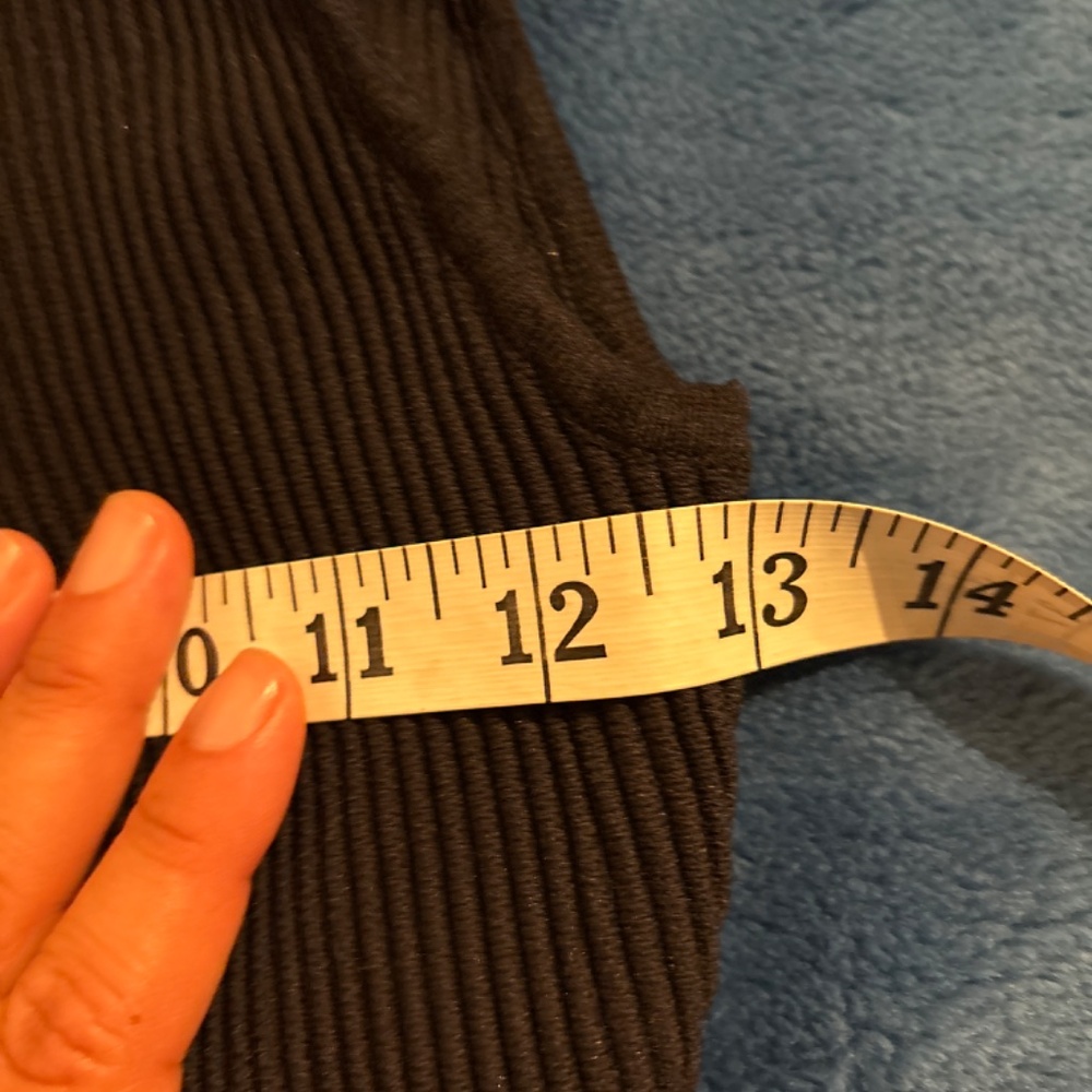 COZI Cropped Ribbed Black Tank Top - Picture 5 of 5